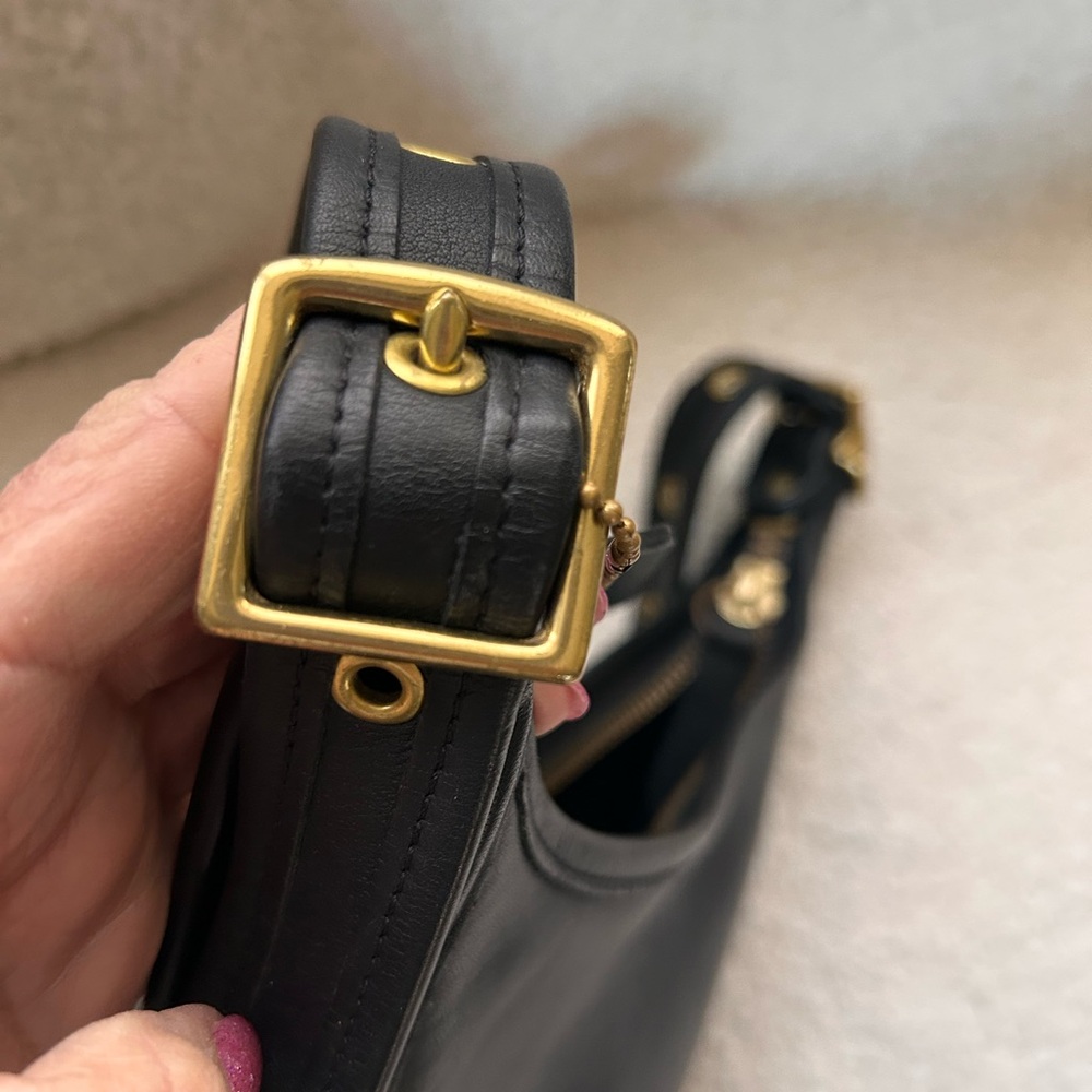 HOT!   Vintage Coach Black Leather Shoulder Bag with Gold Accents - Picture 7 of 16